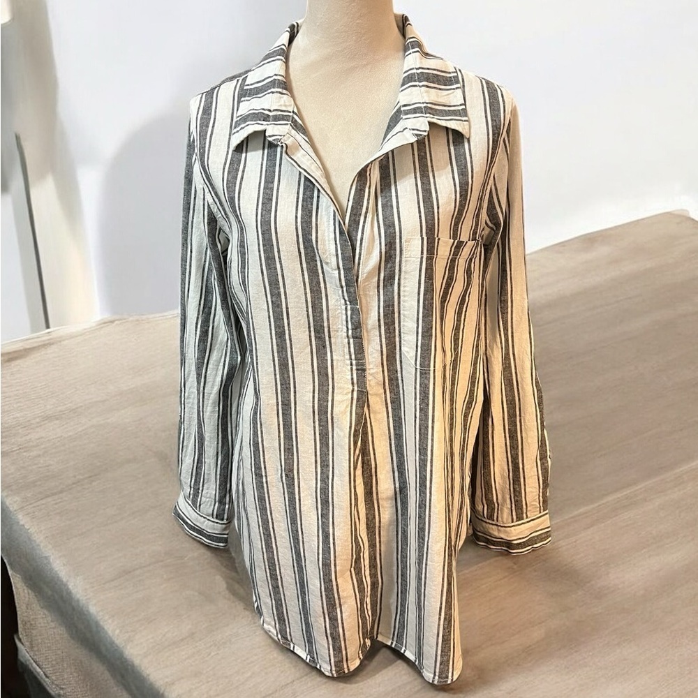 Sanctuary White and gray Linen Notched Collar Button Down Top